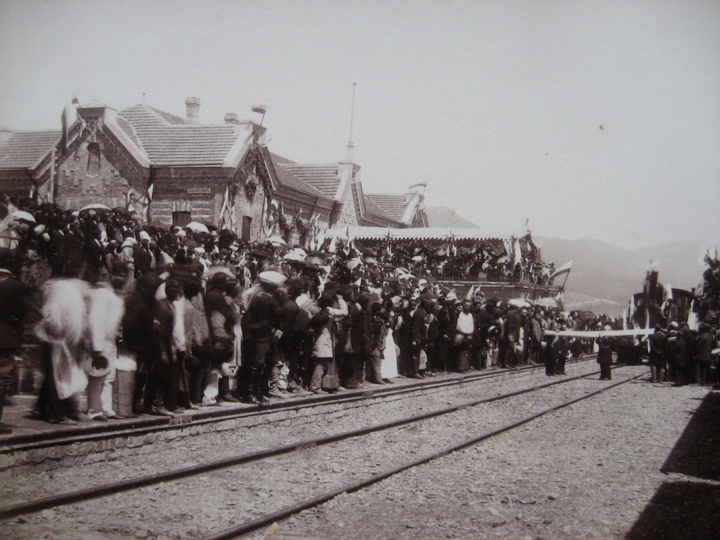 25 июня 1888 года в Новороссийске. Министр путей сообщения перерезает белую ленту