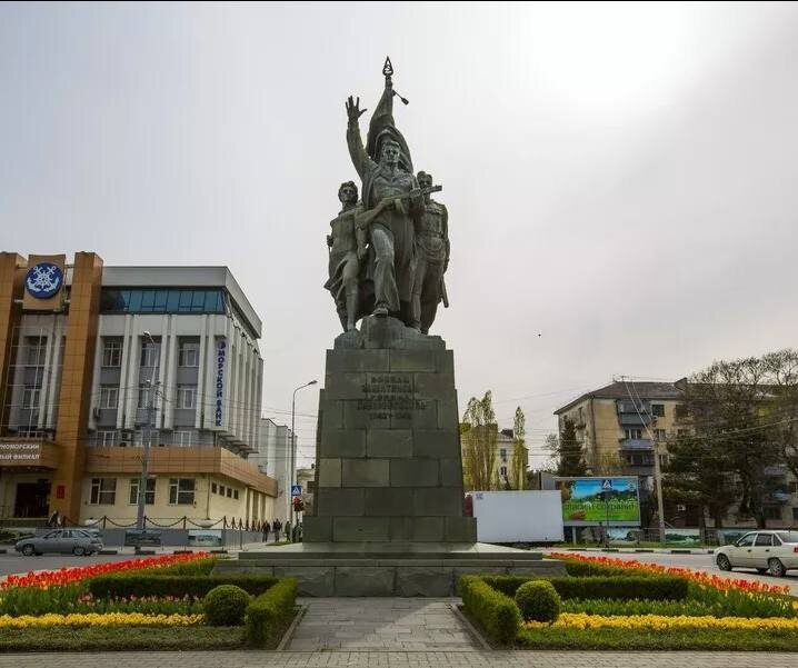 Памятник воинам-защитникам Новороссийска, площадь Свободы