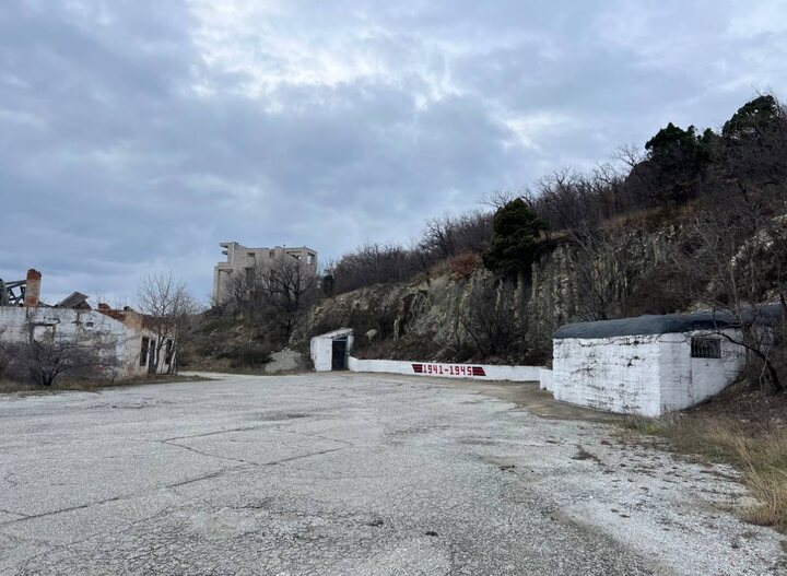 Корпус Елизаветинской санатории слева