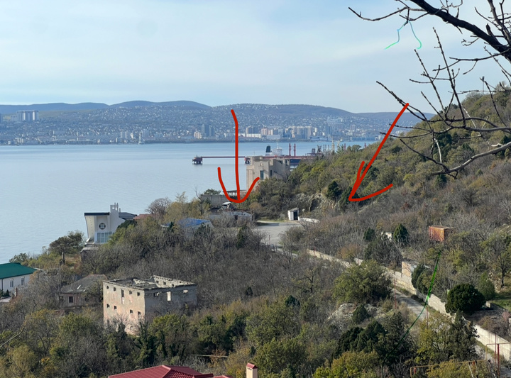 Стрелочка слева показывает на корпус санатории, а стрелочка справа - на командный пункт